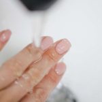 Голая правда: как носить самый трендовый нюдовый маникюр
