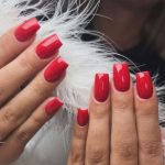 Алый, коралл и другие трендовые идеи маникюра на 8 марта в красном цвете