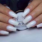 Втирка, флора и другие варианты дизайна маникюра в белом цвете