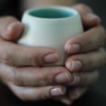 Руки шелушатся зимой: 5 причин, почему так происходит, и варианты решения проблемы