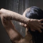 Как правильно принимать душ зимой и что делать после него: 7 секретов косметолога