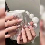 Звезды на ногтях: 3 идеи трендового маникюра весны