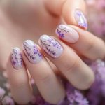 Морские волны, металлик и абстракция: самый трендовый маникюр в июле