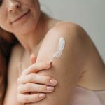 Пептиды и ретинол — теперь и на теле: что нужно знать об «умных» кремах для тела